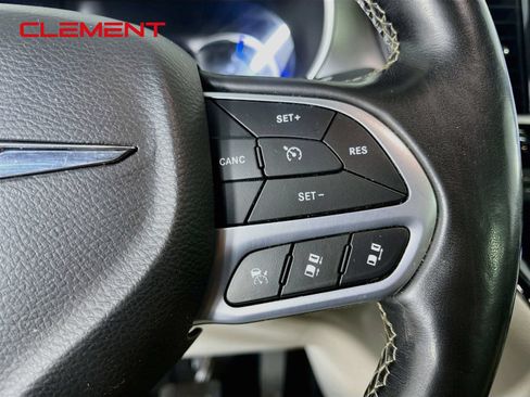 Used 2021 Chrysler Pacifica Touring-L FWD image 16