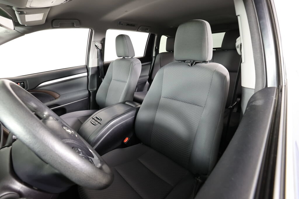 Used 2017 Toyota Highlander LE AWD/4WD image 11