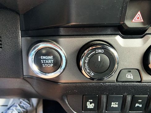 Used 2023 Toyota Tacoma TRD Off-Road w/ Advanced Technology Package AWD/4WD image 17