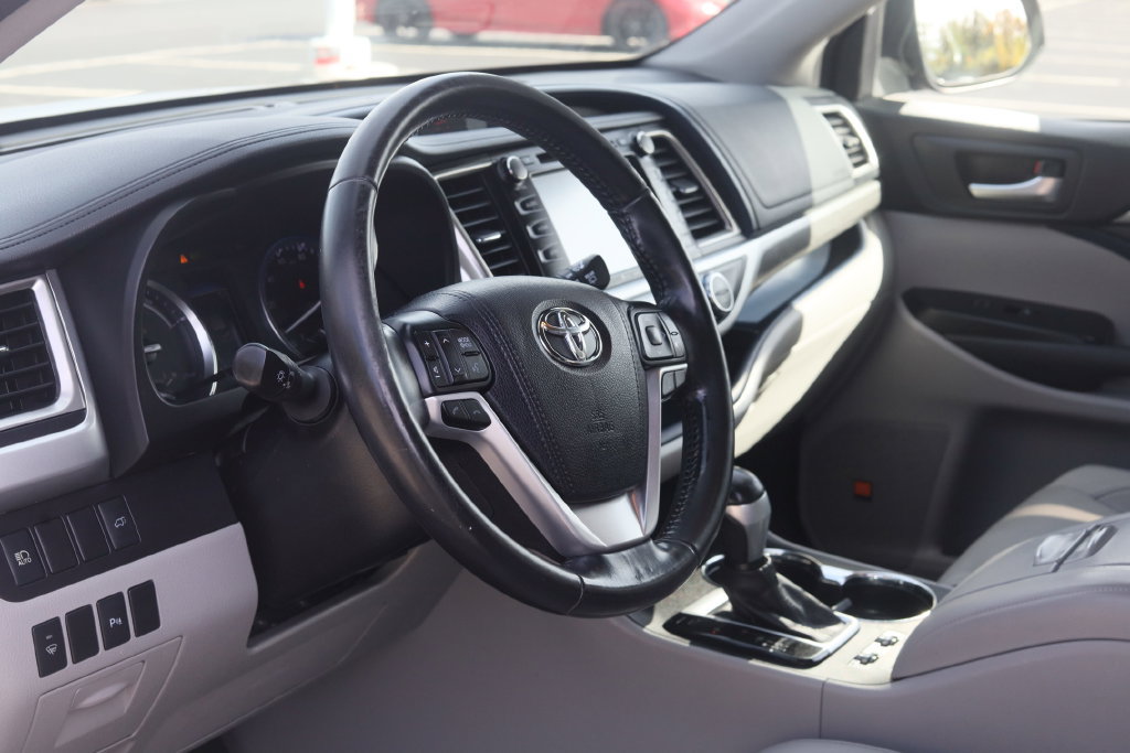 Used 2017 Toyota Highlander Limited AWD/4WD image 8