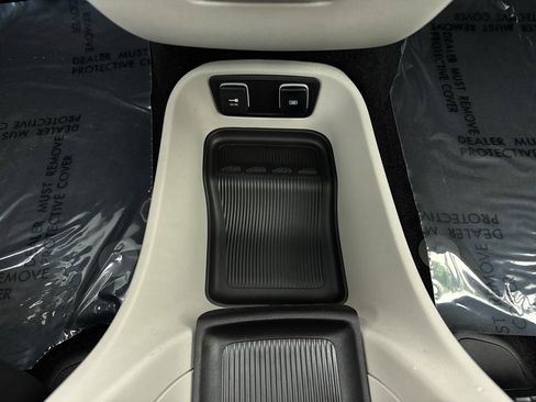 Used 2017 Chrysler Pacifica Touring-L image 33