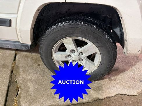 Used 2008 Jeep Commander Sport image 9