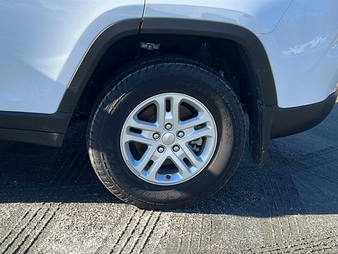 Used 2025 Jeep Grand Cherokee Laredo w/ MOPAR Finishing Package image 12