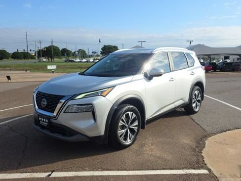 Used 2023 Nissan Rogue SV w/ SV Premium B Package FWD image 2