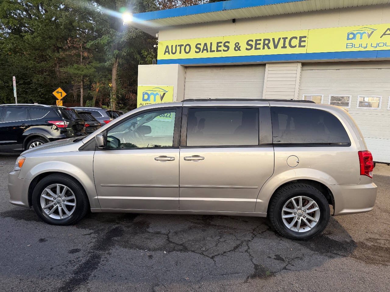 Used 2013 Dodge Grand Caravan SXT w/ Entertainment Group 1 FWD image 3