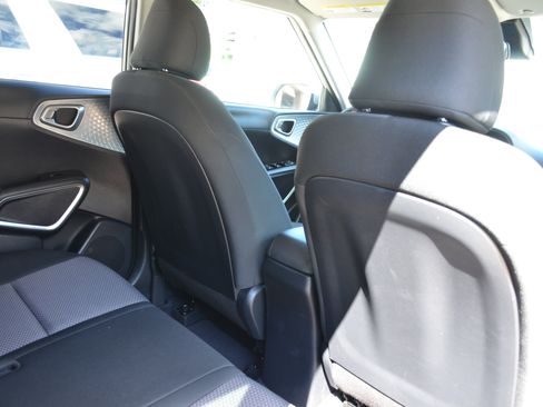 Used 2025 Kia Soul LX w/ LX Technology Package FWD image 33