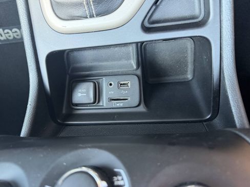 Used 2016 Jeep Cherokee Sport FWD image 18