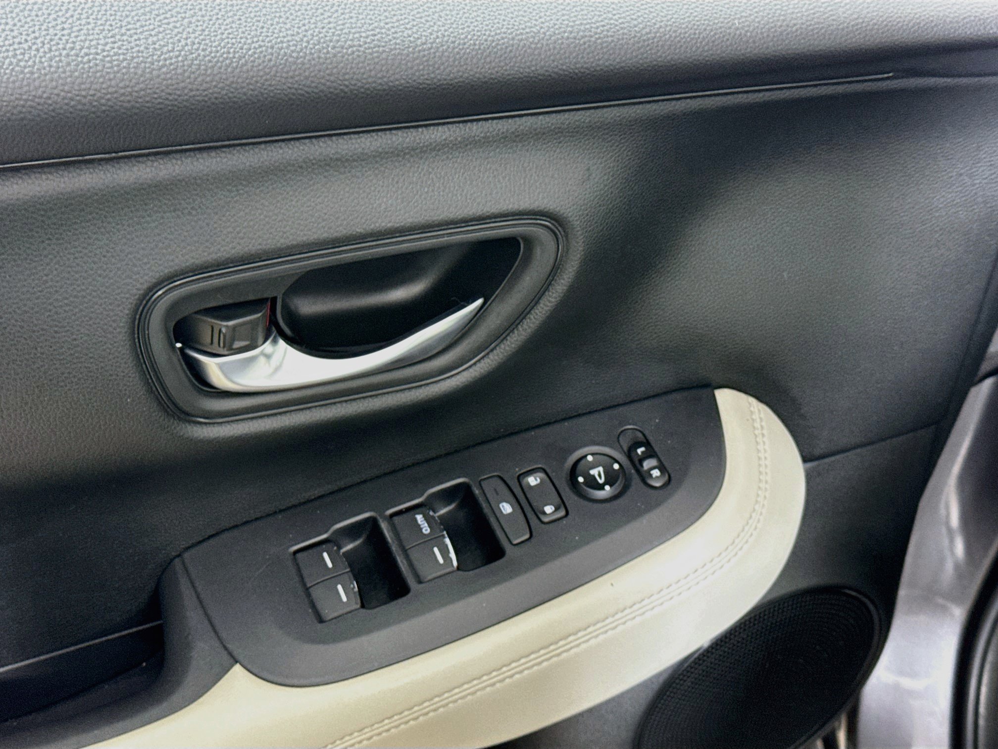 Used 2023 Honda HR-V LX image 16