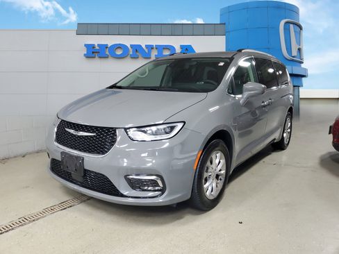 Used 2022 Chrysler Pacifica Touring-L AWD/4WD image 2