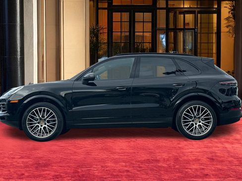 Used 2023 Porsche Cayenne Platinum Edition image 3