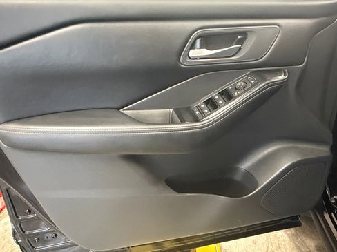 Used 2025 Nissan Rogue SV FWD image 25