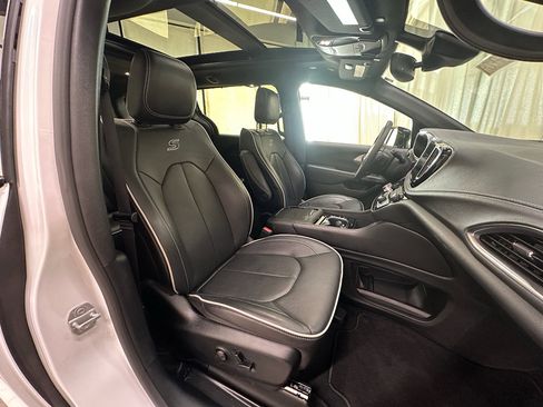 Used 2026 Chrysler Pacifica Limited w/ S Appearance Package FWD image 14