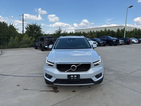 Used 2020 Volvo XC40 T5 Momentum image 2