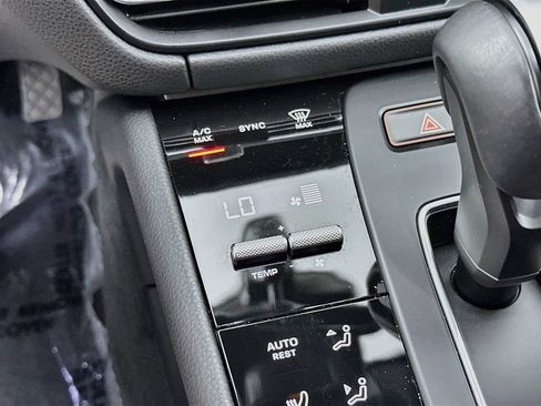 Certified 2026 Porsche Macan AWD/4WD image 18