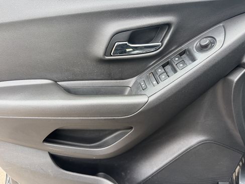 Used 2018 Chevrolet Trax LT w/ LT Convenience Package image 9