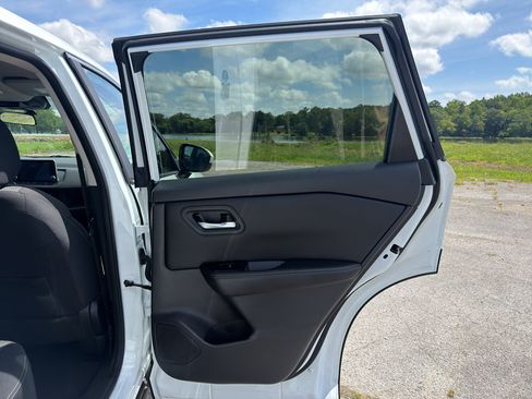 Certified 2025 Nissan Rogue SV FWD image 16