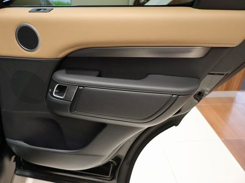 Used 2025 Land Rover Discovery Metropolitan Edition image 33