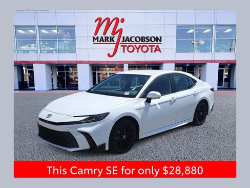 Used 2025 Toyota Camry SE w/ Convenience Package FWD image 1