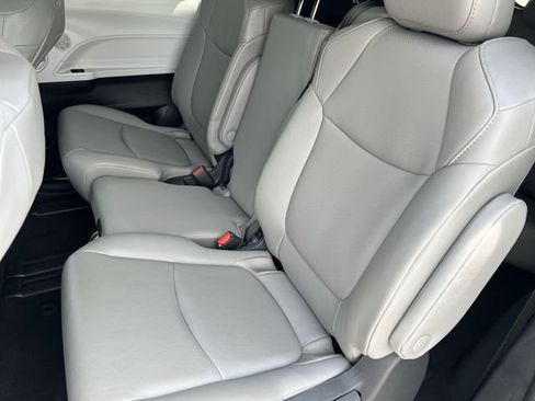 Used 2026 Toyota Sienna XLE FWD image 38