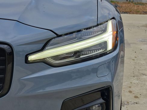 Certified 2022 Volvo S60 B5 Momentum w/ Premium Package image 9