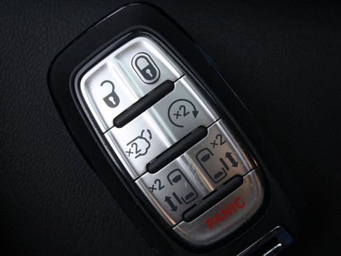 Used 2025 Chrysler Pacifica Select AWD/4WD image 16