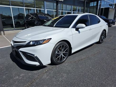 Used 2023 Toyota Camry SE image 2