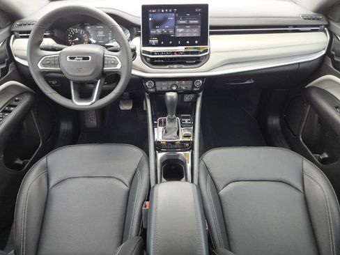 Used 2025 Jeep Compass Limited image 24