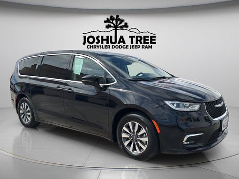 Used 2024 Chrysler Pacifica Limited FWD image 1