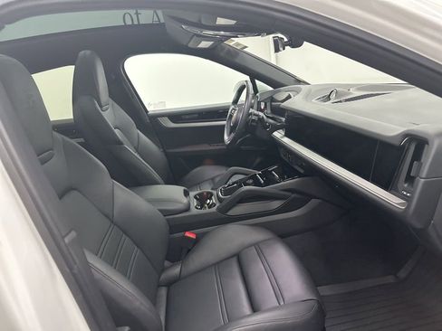 Used 2024 Porsche Cayenne Coupe image 30