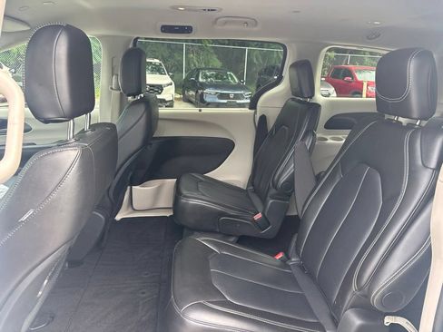 Used 2024 Chrysler Pacifica Touring-L FWD image 11