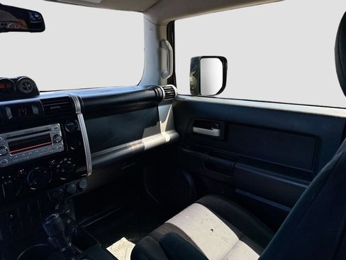 Used 2013 Toyota FJ Cruiser 4WD image 22