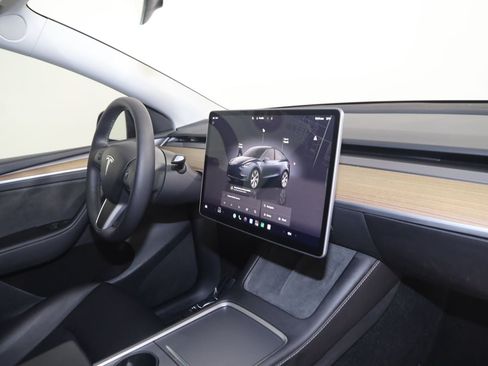 Used 2024 Tesla Model Y Long Range RWD image 39