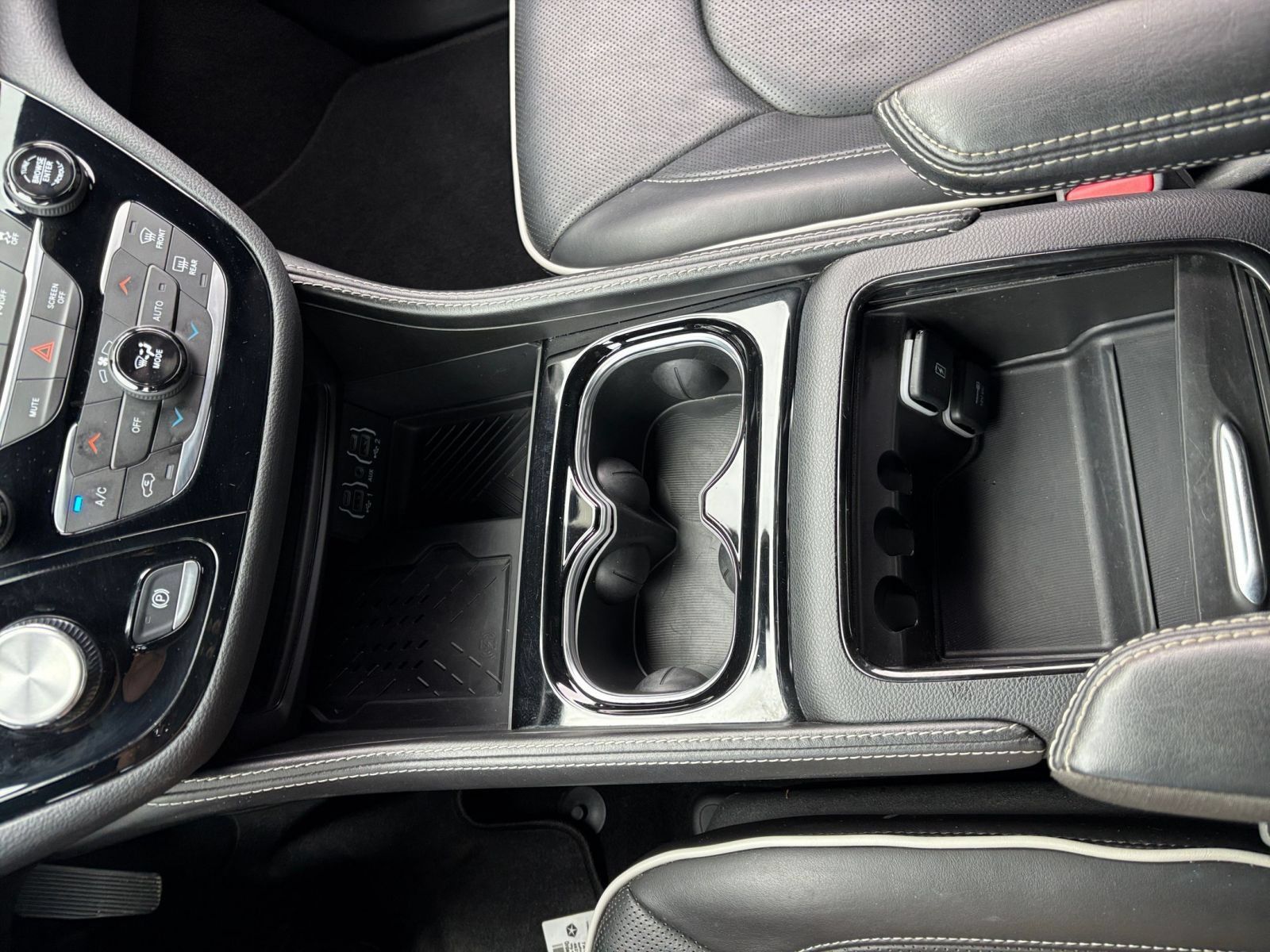 Used 2025 Chrysler Pacifica Limited FWD image 45