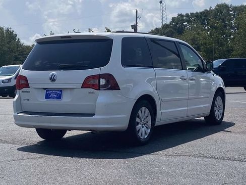 Used 2012 Volkswagen Routan SEL FWD image 3