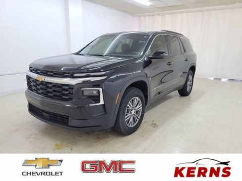 Used 2025 Chevrolet Traverse LT FWD image 1