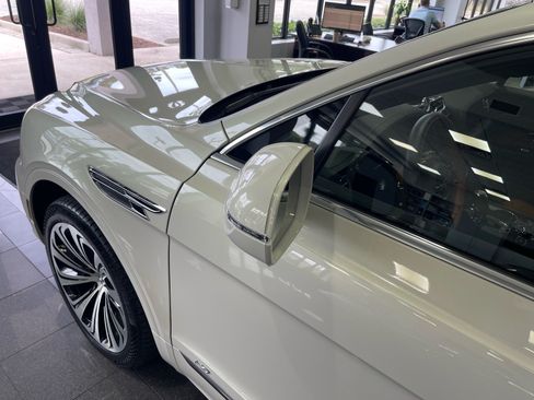 Used 2022 Bentley Bentayga AWD/4WD image 13