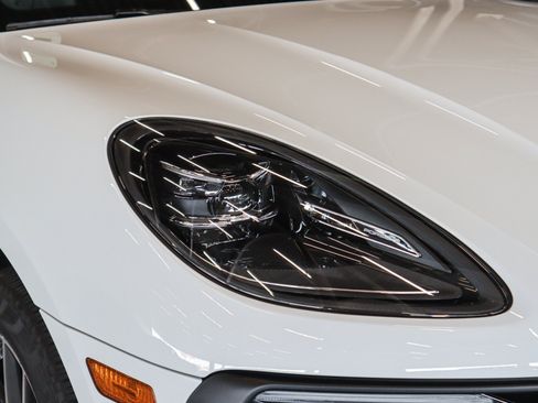 Certified 2026 Porsche Macan AWD/4WD image 30