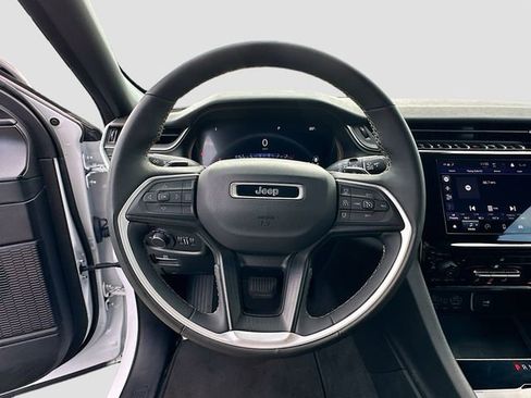 Used 2023 Jeep Grand Cherokee Altitude image 11