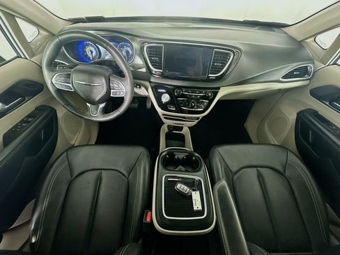 Used 2024 Chrysler Pacifica Touring-L image 10