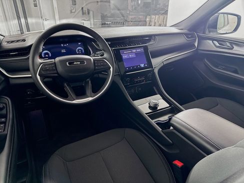 Used 2024 Jeep Grand Cherokee Laredo X image 19