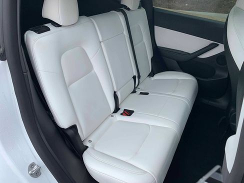 Used 2022 Tesla Model Y Long Range image 4