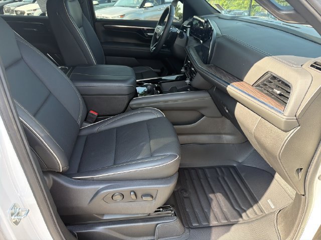 Used 2025 Chevrolet Suburban Premier AWD/4WD image 15