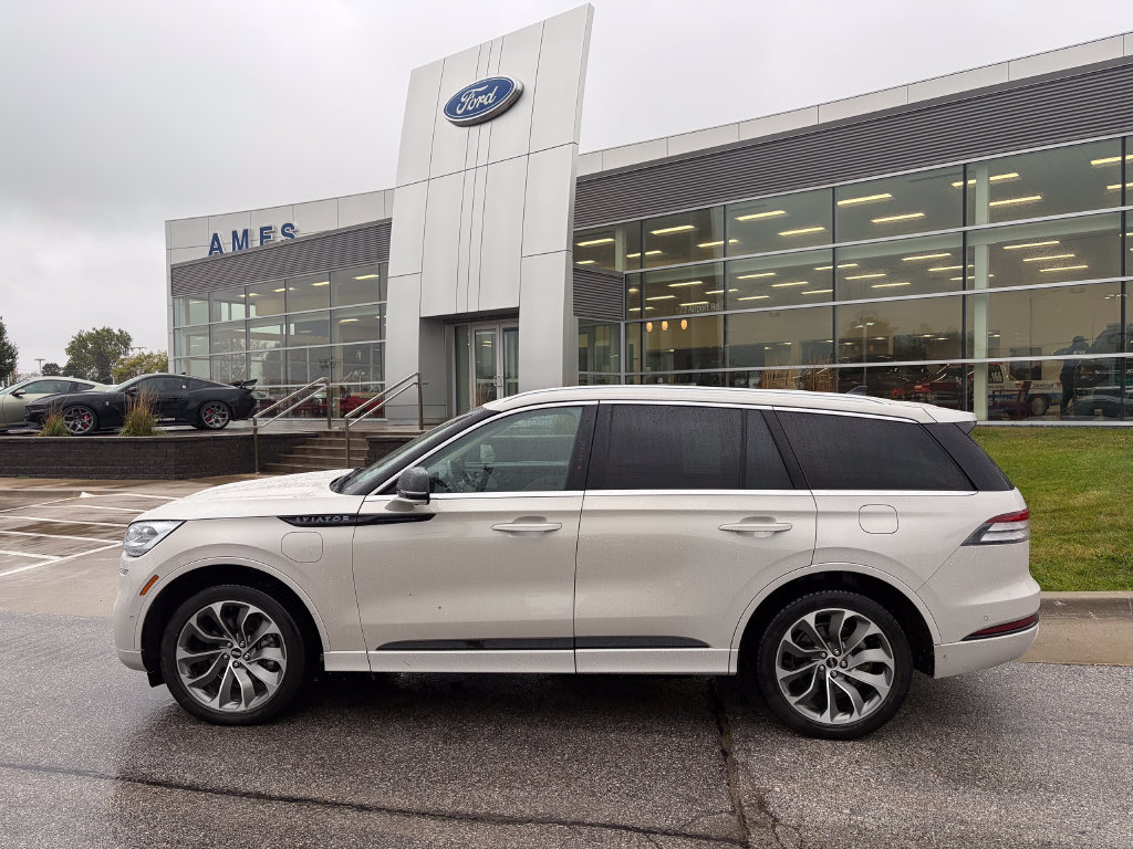Used 2023 Lincoln Aviator Grand Touring w/ Equipment Group 301A AWD/4WD image 3
