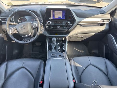 Used 2023 Toyota Highlander XLE AWD/4WD image 12