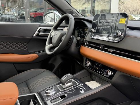 Used 2025 Mitsubishi Outlander SEL image 30