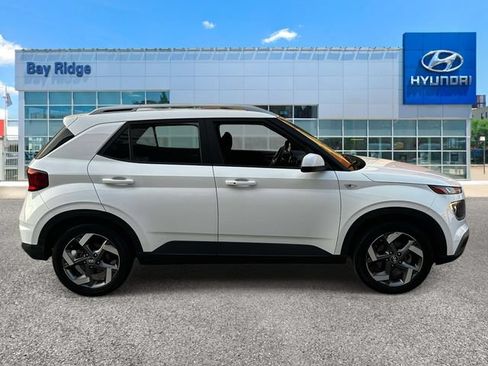 Used 2025 Hyundai Venue SEL FWD image 2