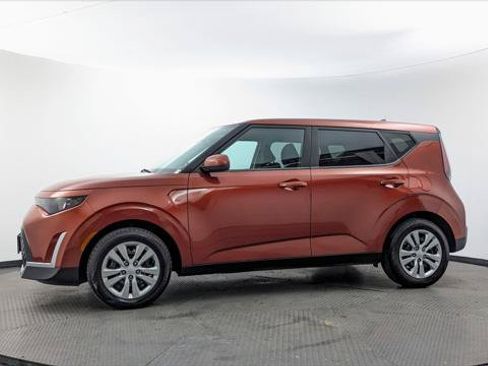 Used 2023 Kia Soul LX FWD image 3