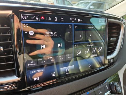 Used 2023 Chrysler Pacifica Touring-L FWD image 14