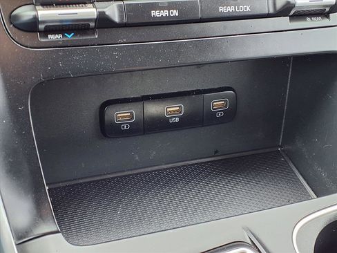 Used 2023 Kia Carnival LX image 8