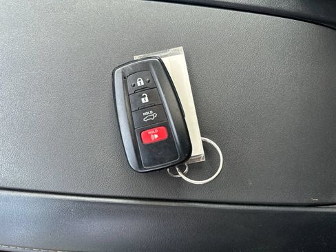 Used 2023 Toyota Highlander XLE AWD/4WD image 22